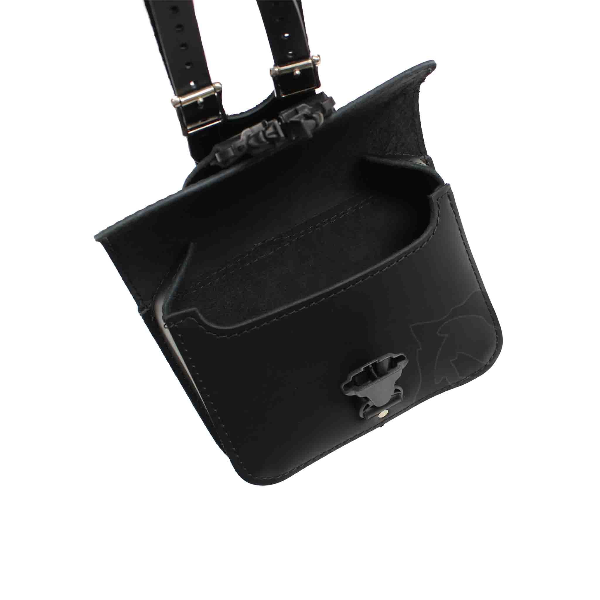 Upgrade your Harley-Davidson® Dyna with the DBB041 Dyna Strap On Battery Bag. Hand crafted in USA with premium leather and top quality hardware. Durable and stylish, it's the perfect fit for your motorcycle.