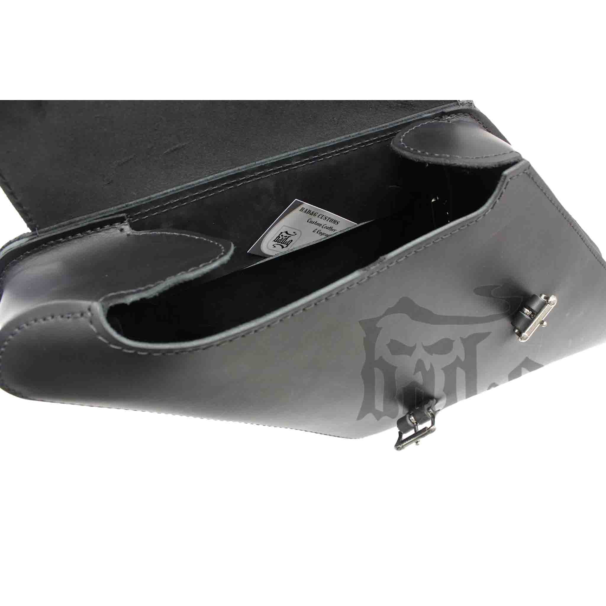 Upgrade your Harley-Davidson® Dyna with the DL05 Dyna Left Side Solo Bag. Hand crafted in USA with premium leather and top quality hardware. Durable and stylish, it's the perfect saddlebag for your motorcycle.