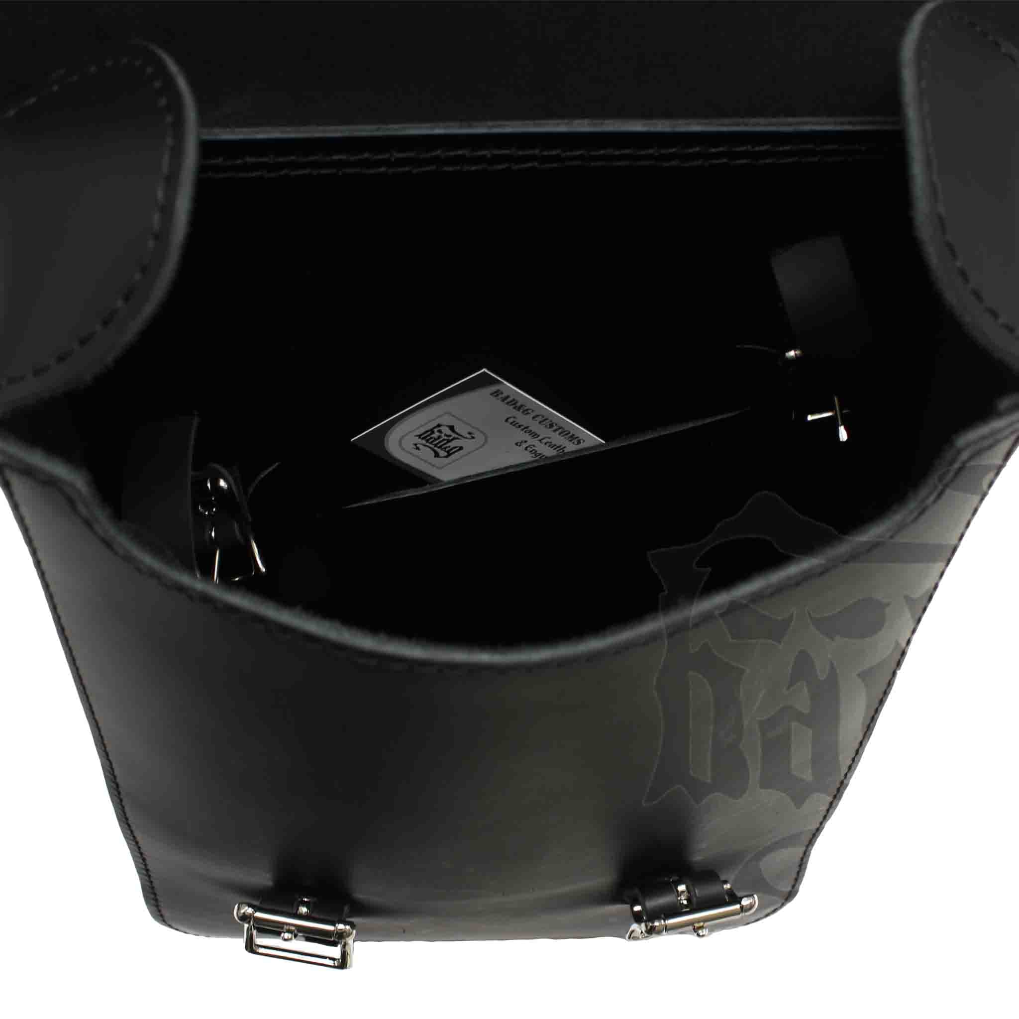 Upgrade your Harley-Davidson® Softail with the SHR04 Right Side Swingarm Solo Bag. Hand crafted in USA with premium leather and top quality hardware. Designed to fit all Pre-2017 Harley-Davidson® Softail models*. Durable and stylish, it features easy installation and it's the perfect fit for your motorcycle.