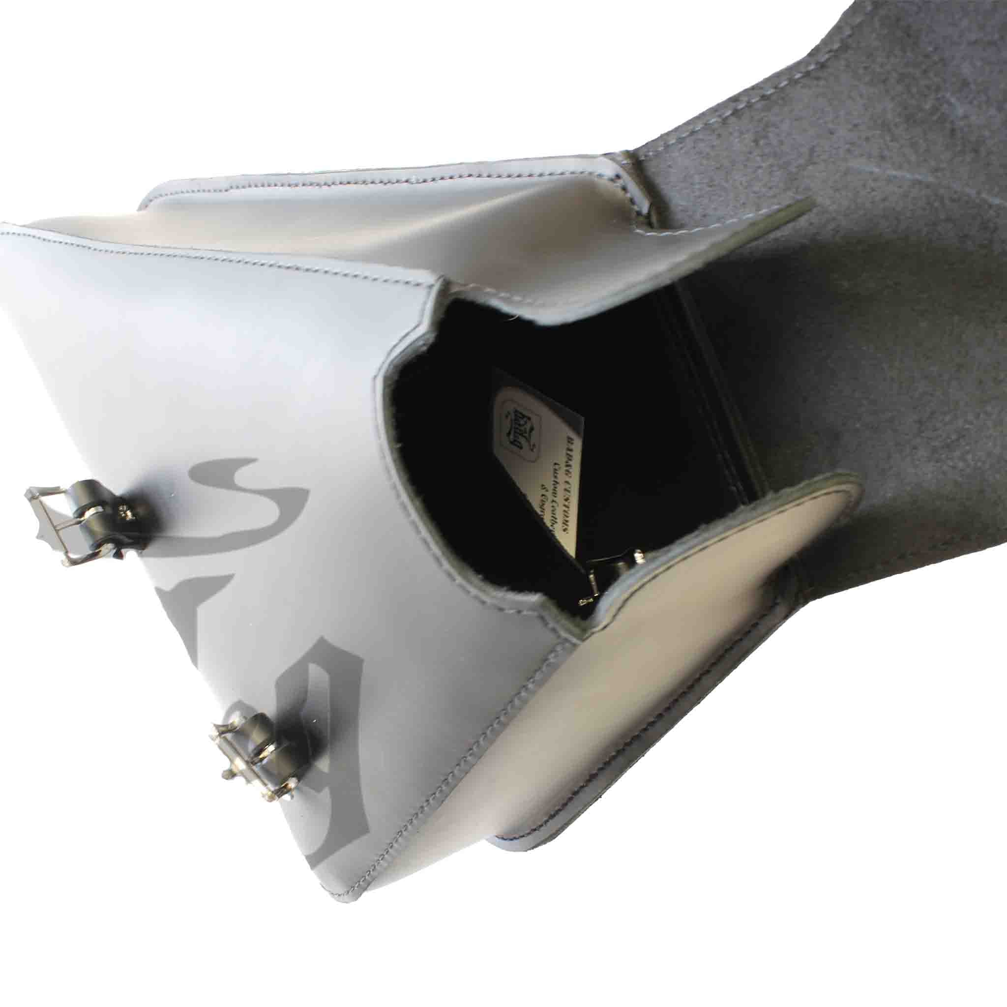 Upgrade your Harley-Davidson® V-Rod® with the VRR031 V-Rod® Right Side Solo Bag. Hand crafted in USA with premium leather and top quality hardware. Durable and stylish, it's the perfect fit for your motorcycle.